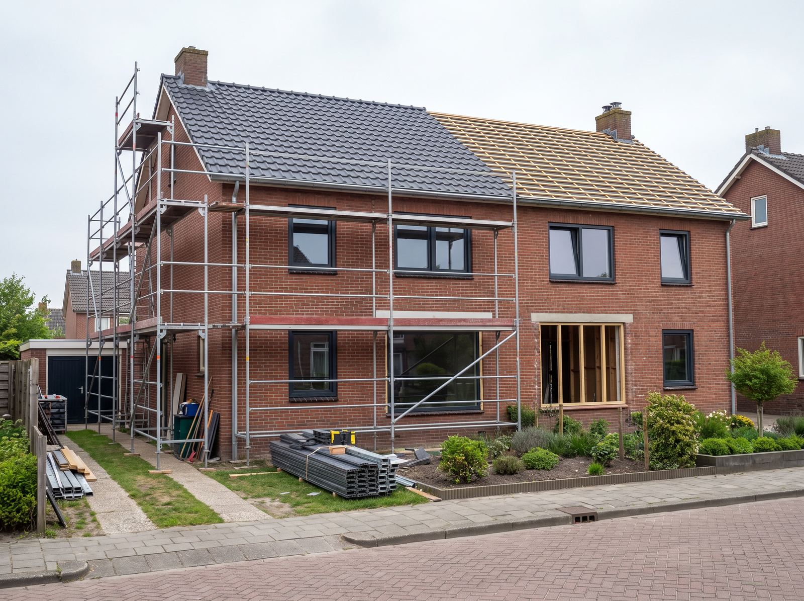 Woning in verbouwing met steiger en nieuwe kozijnen, door Trizo in regio Tilburg