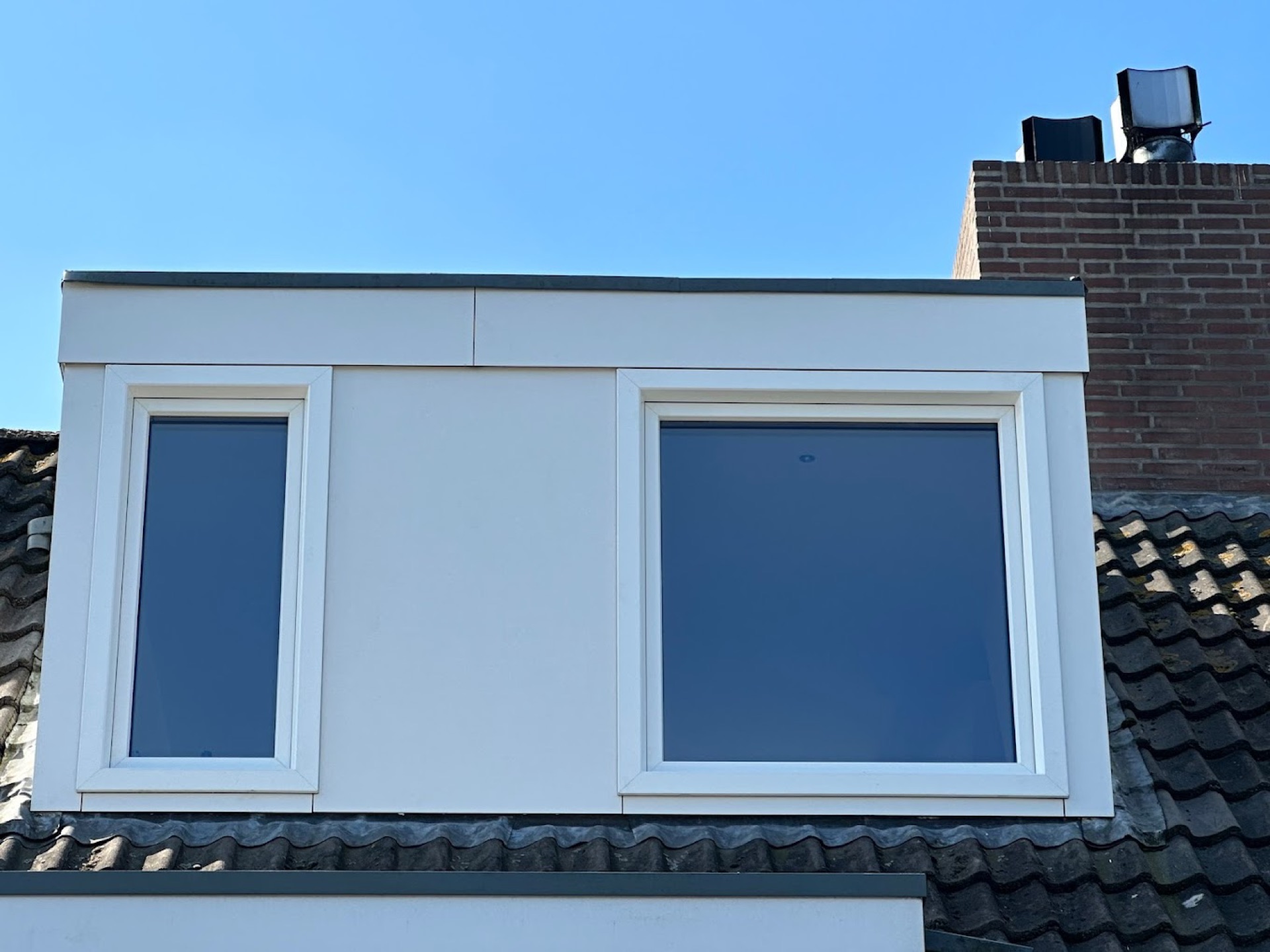 Prefab dakkapel met twee kozijnen geplaatst in een pannendak in Oisterwijk