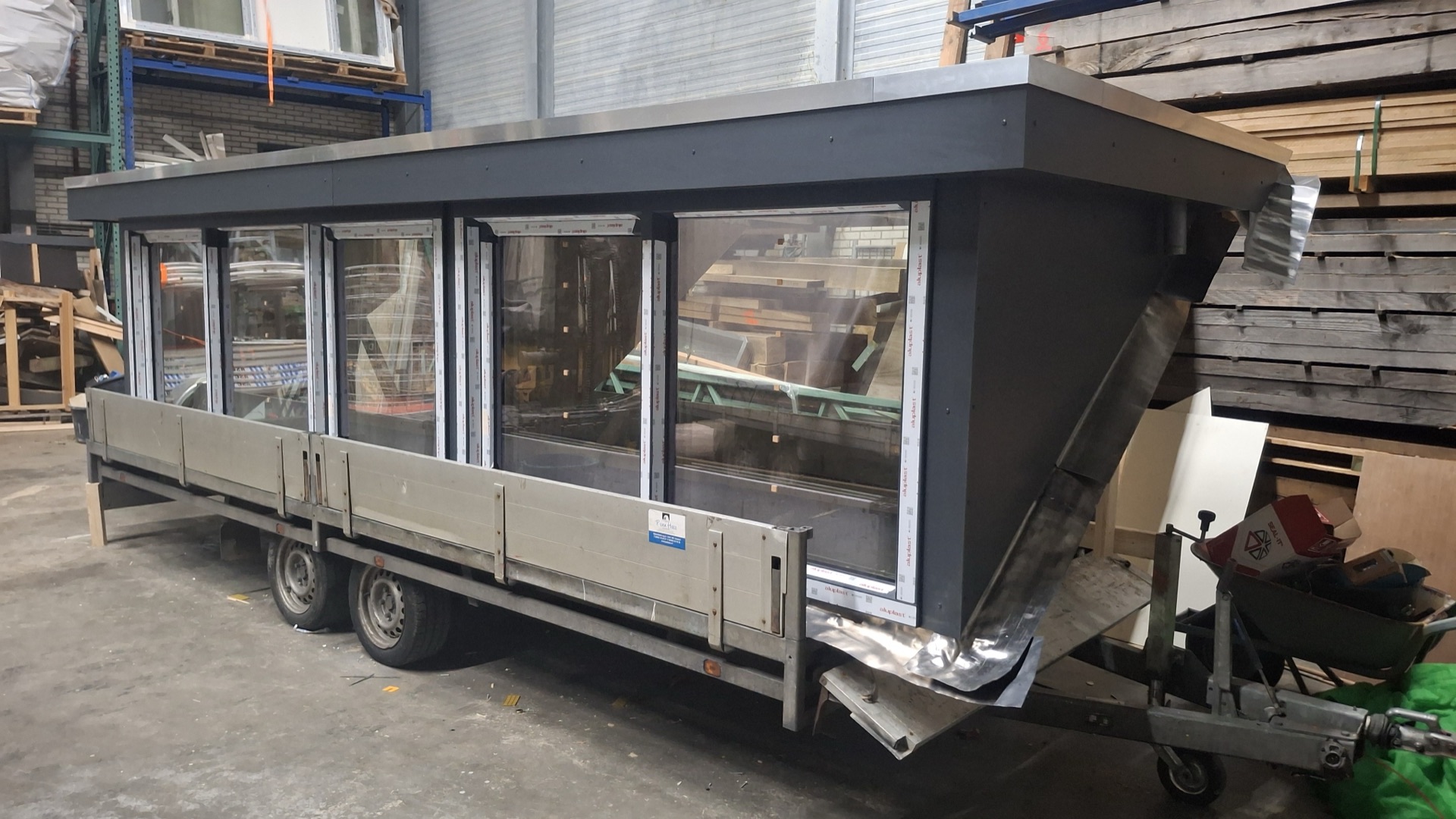 Prefab dakkapel klaar op de trailer voor transport naar de klant in regio Tilburg