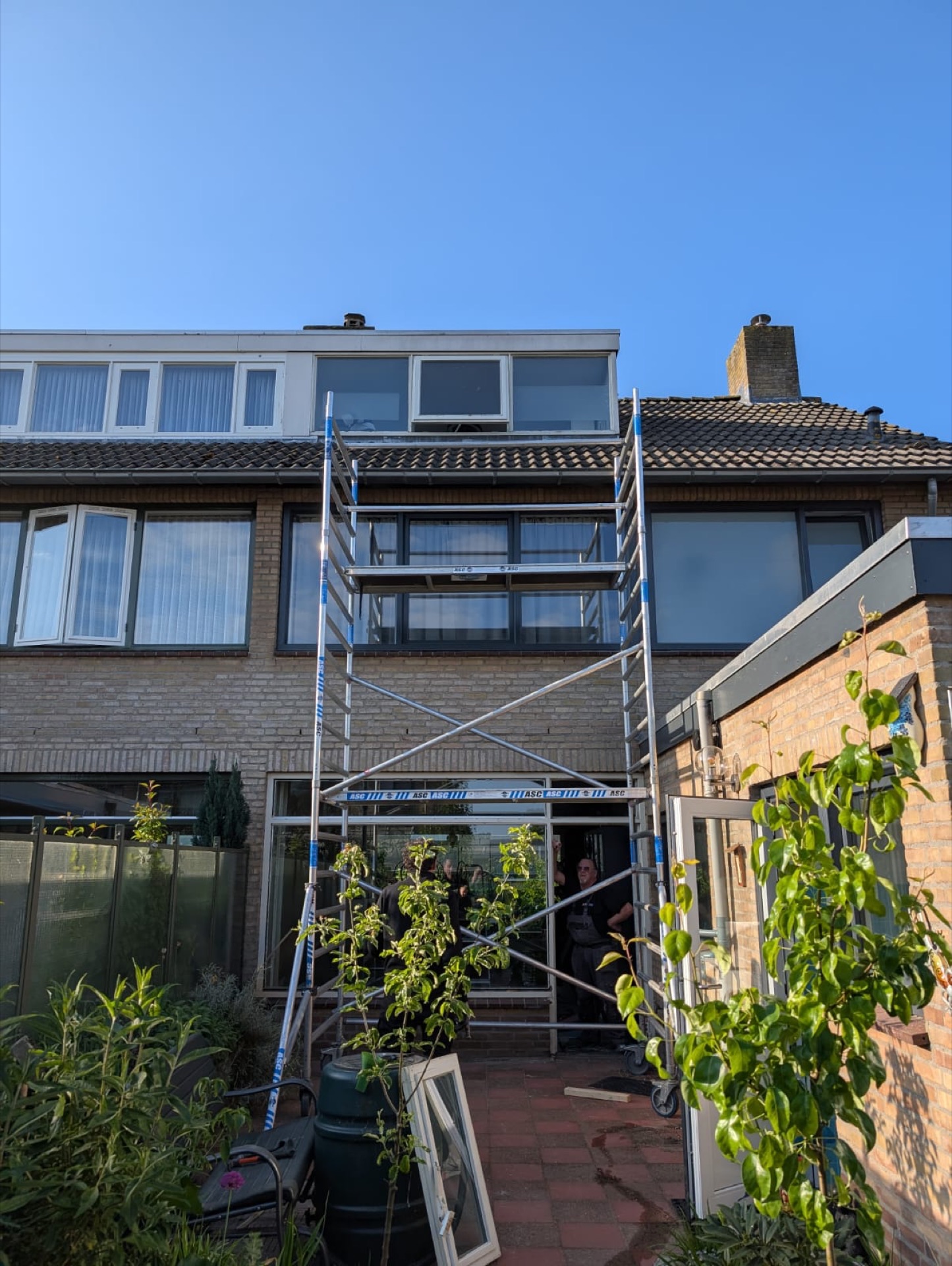 Steigertoren opgebouwd voor het op maat plaatsen van een dakkapel door Trizo