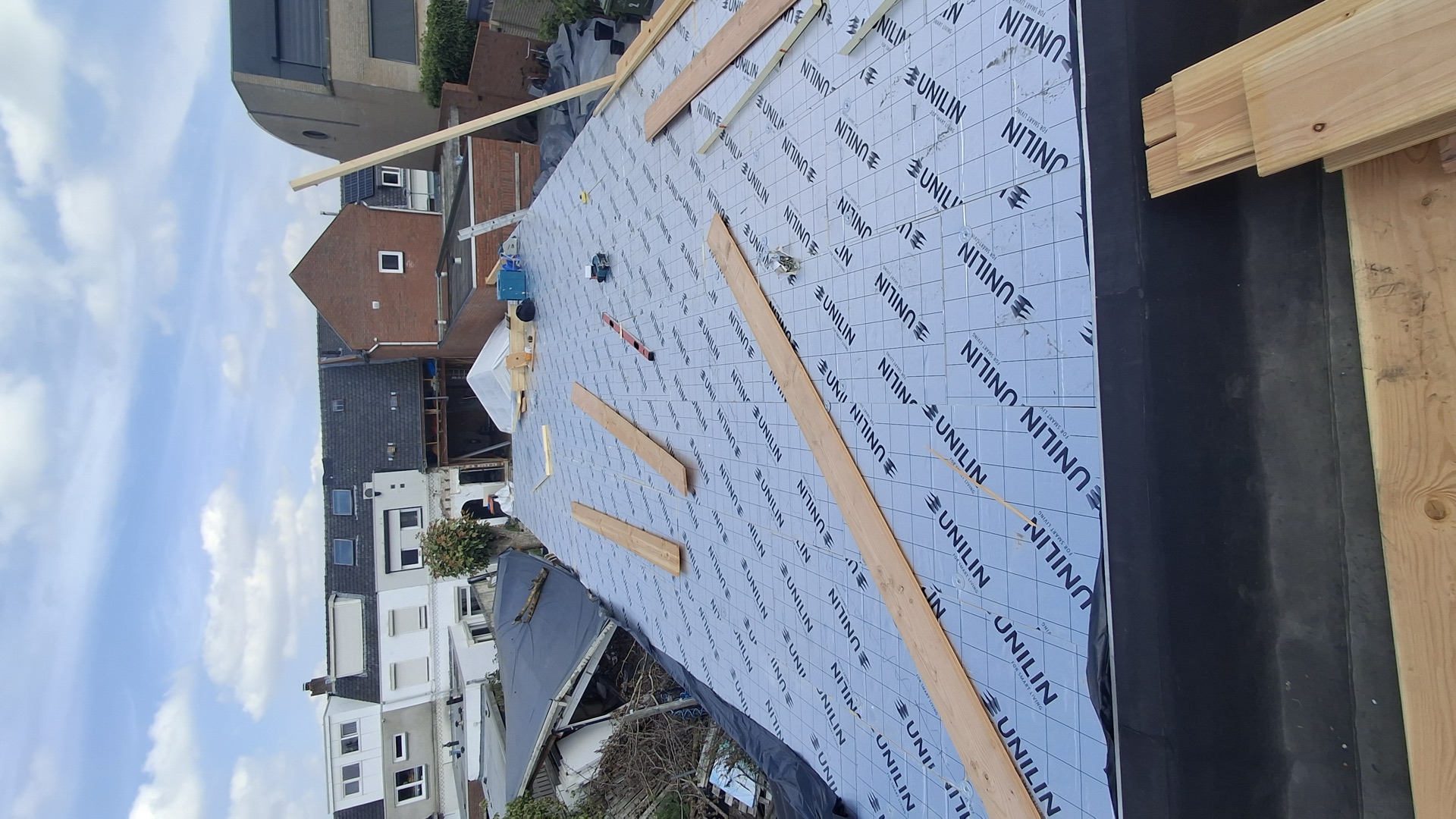 Dakbeschot met isolatieplaten, voorbereid voor de nieuwe dakbedekking