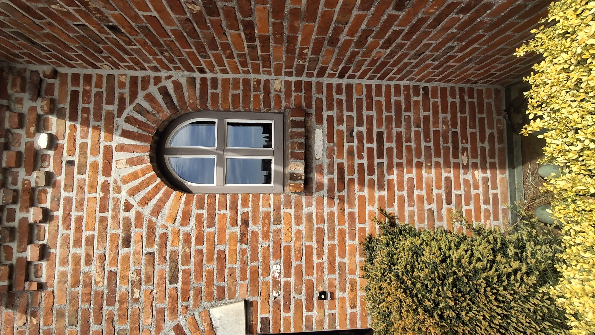 Klassiek rond kozijn in oud metselwerk, vakwerk van Trizo in regio Tilburg