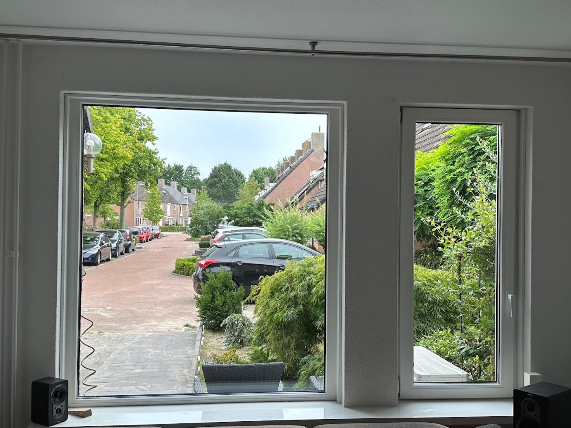 Uitzicht door twee nieuwe witte kunststof kozijnen op de straat