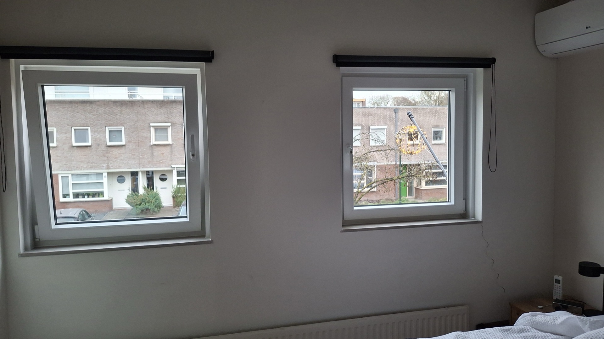 Twee kunststof draaikiepramen gezien vanuit de slaapkamer