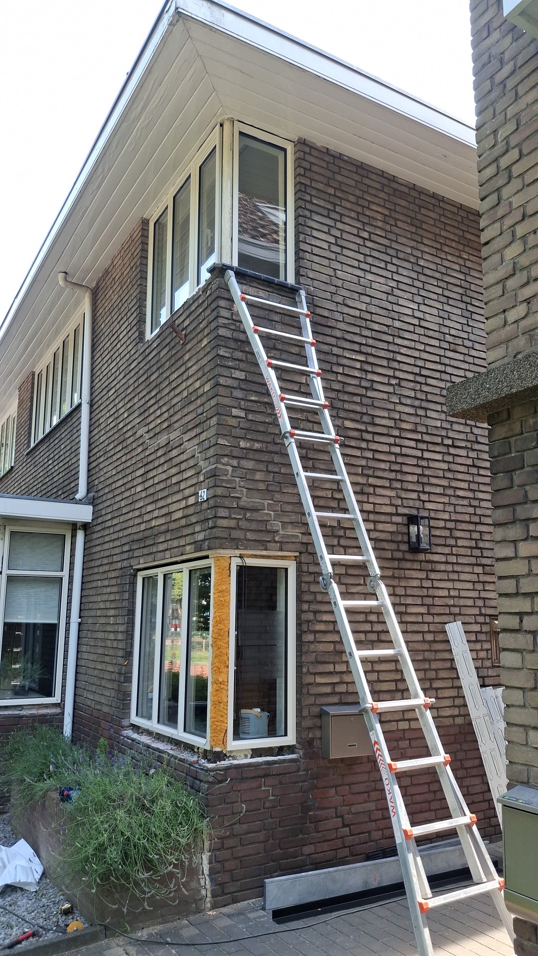 Kozijn wordt vervangen in een bakstenen gevel door Trizo, isolatieschuim rondom de nieuwe kozijnopening