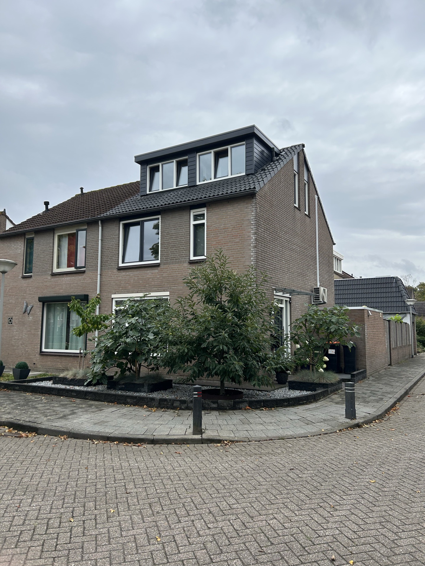 Woning met een brede dakkapel waardoor de zolder een volwaardige verdieping werd, door Trizo in regio Tilburg