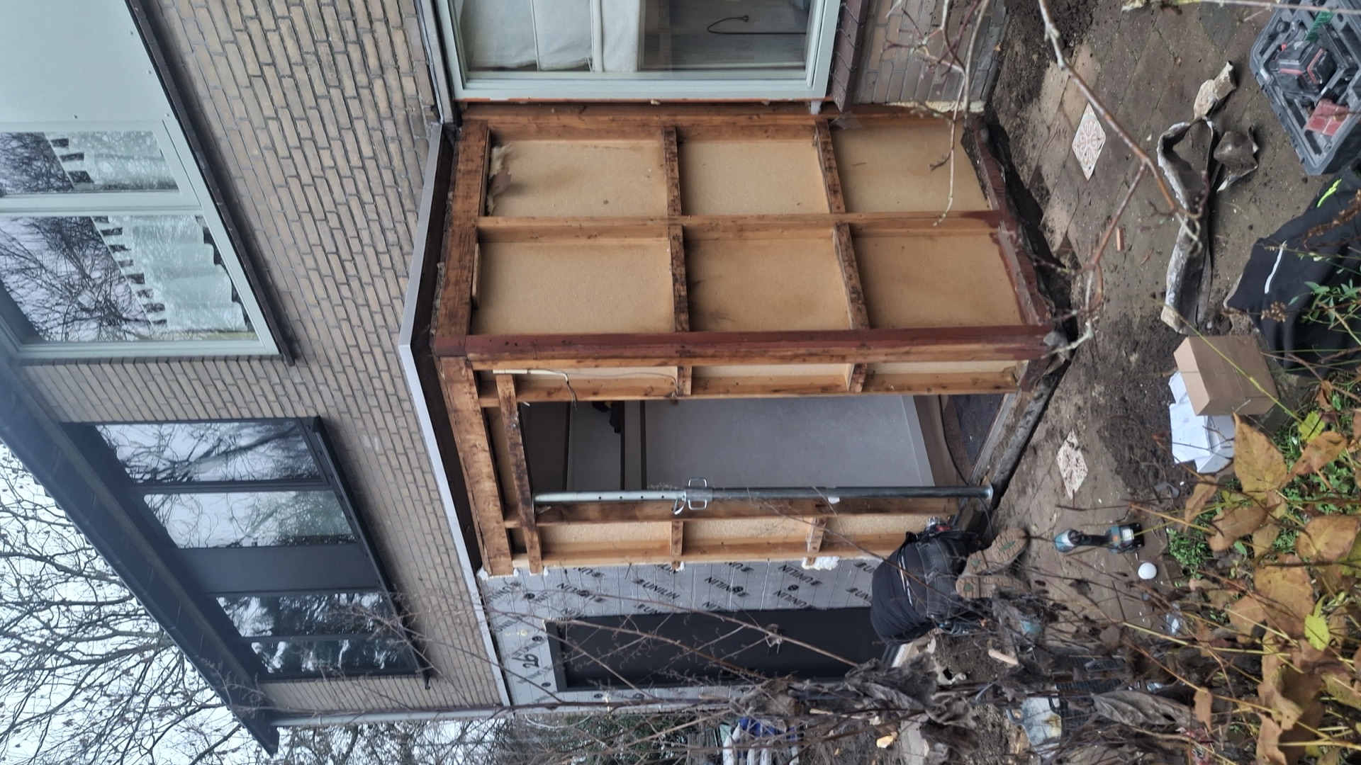 Houten dakconstructie van een nieuwe aanbouw in opbouw, gezien van bovenaf