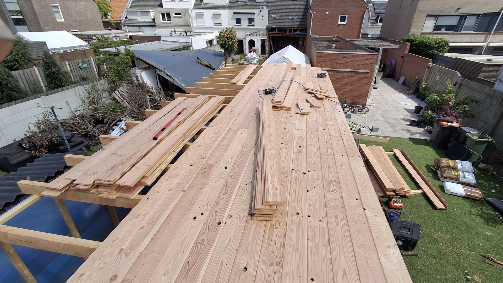 Aanleg van een houten dakterras met vlonderplanken op een plat dak